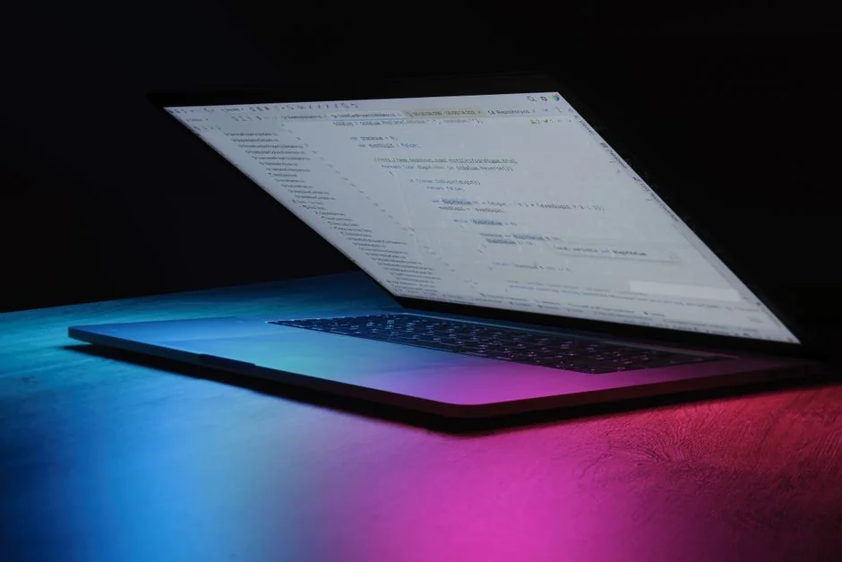 Un écran d’ordinateur moderne affichant un travail de conception web, mettant en valeur des visuels créatifs dans un espace de travail.